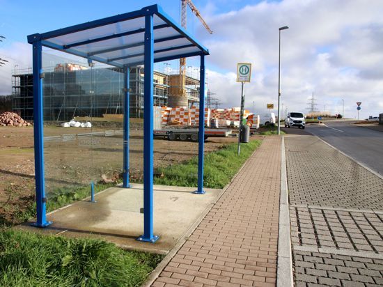 Barrierefreie Bushaltestelle in der Kelterner Hoheneichstraße im interkommunalen Gewerbegebiet „Dammfeld“ 