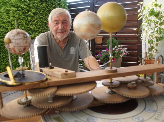 Lässt die Planeten wandern: Richard Bischoff aus Keltern hat ein Tellurium gebaut, das anzeigt, wie Sonne, Mond, Erde, Merkur und Venus zueinander stehen.