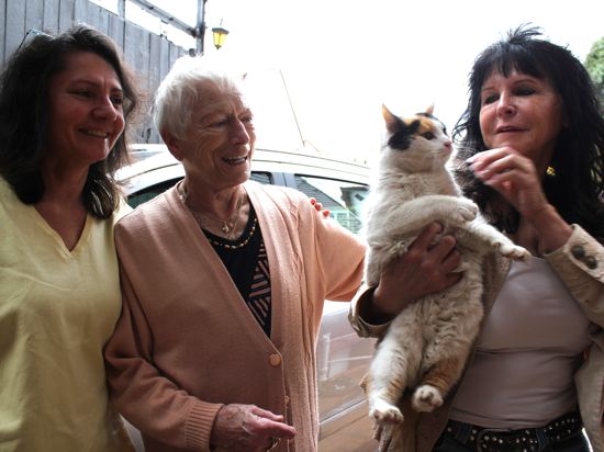 Nadine Anders, Gisela Eberle und Ilona Braun mit Katze Mimi  