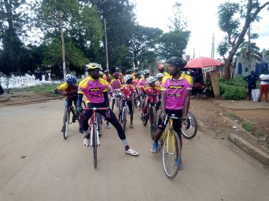 Die Trainingsausfahrten beim Thika Cycling Club in Kenia finden in den Farben des RSV „Schwalbe“ Ellmendingen statt. 