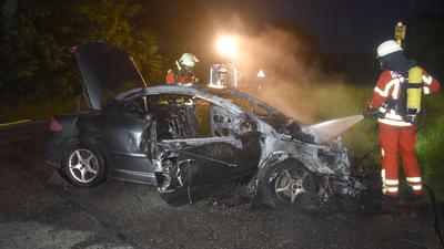 Ausgebrannt ist ein Auto am Mittwochabend zwischen Niefern und Kieselbronn. Die Ursache ist unbekannt.