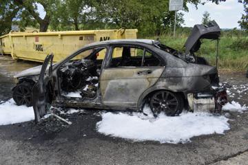 Die Feuerwehr konnte in Kieselbronn nichts mehr ausrichten, der Wagen brannte vollständig aus. 