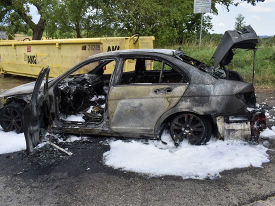 Die Feuerwehr konnte in Kieselbronn nichts mehr ausrichten, der Wagen brannte vollständig aus. 
