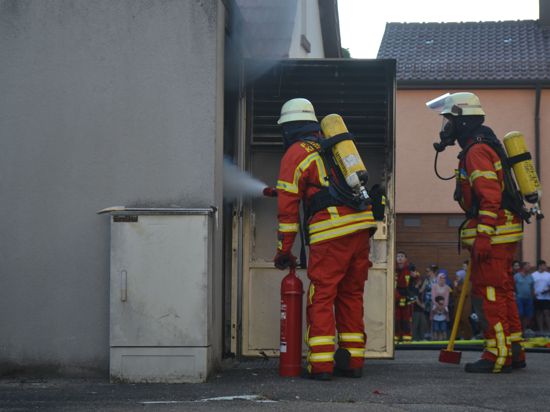 Die Feuerwehr löscht den Brand in einem Trafohäuschen in Kieselbronn.