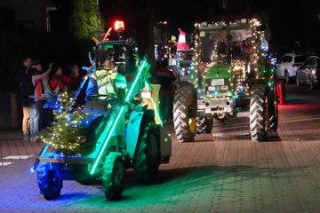 Bunt beleuchtete Traktoren sind am Abend nach dem zweiten Weihnachtsfeiertag durch die Kieselbronner Straßen gefahren und haben dabei alle Blicke auf sich gezogen.