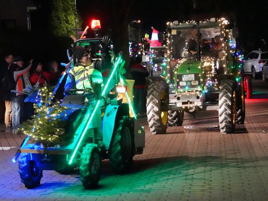 Bunt beleuchtete Traktoren sind am Abend nach dem zweiten Weihnachtsfeiertag durch die Kieselbronner Straßen gefahren und haben dabei alle Blicke auf sich gezogen.
