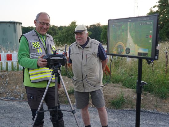 Drohnenpilot Thomas Kälber (links) zeigt Landwirt Uwe Wolf, wie die Drohne gesteuert wird. Den großen Bildschirm hat er nur zu Anschauungszwecken mitgebracht. 