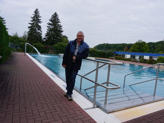 Frank Herm vom Campingplatz Stromberg ist besonders stolz auf den großen Swimmingpool mit seinen Features.