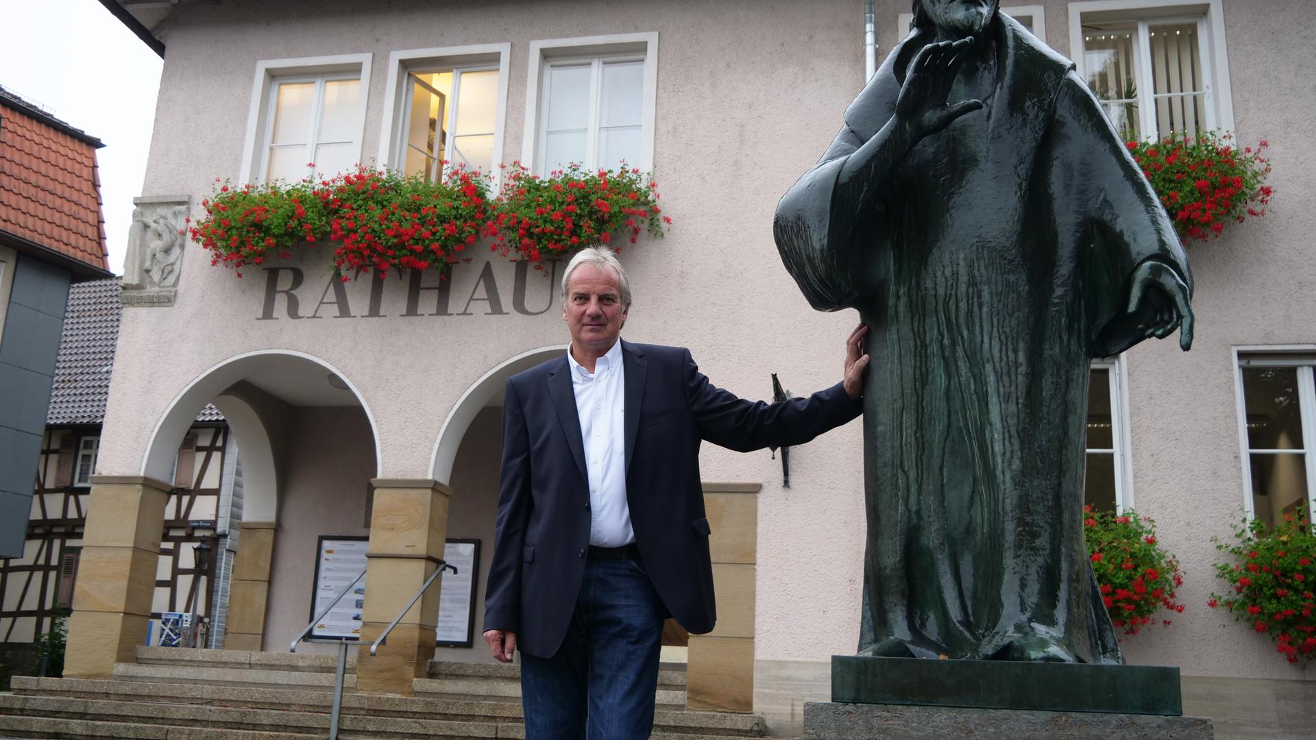 Eines ist sicher: Das Rathaus in der Fauststadt Knittlingen wird nach der Wahl einen neuen Verwaltungschef haben. Der amtierende Bürgermeister Heinz-Peter Hopp tritt nicht wieder an.