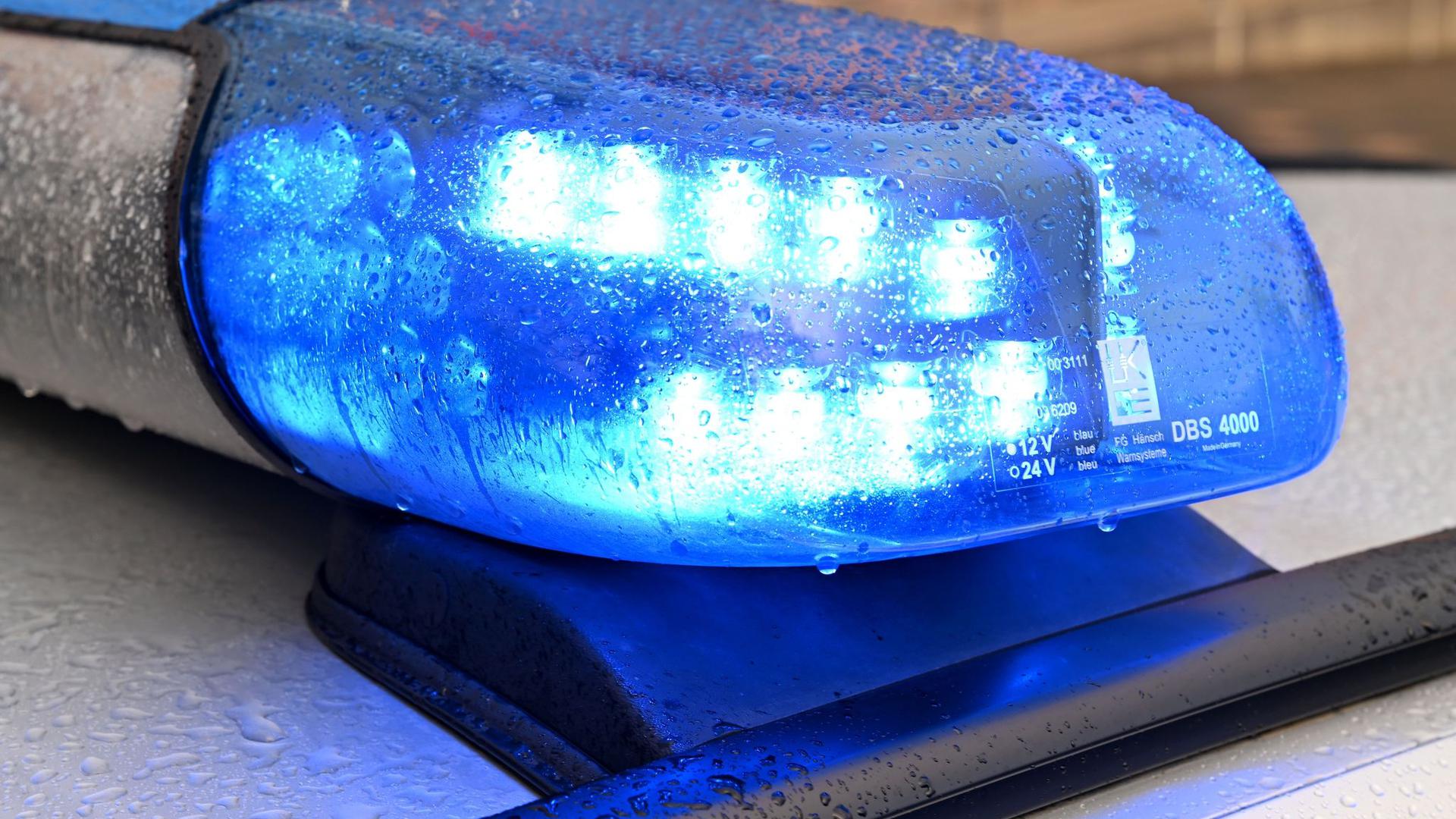 Ein Streifenwagen der Polizei steht mit eingeschaltetem Blaulicht.