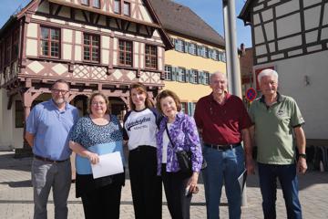 Vor dem Königsbacher Rathaus startet Susanne Kaiser-Asoronye (Zweite von links) ihre Führung, an der die Amerikaner Christopher, Katy, Nina und John sowie Joachim Fränkle (von links) aus Königsbach teilnehmen.