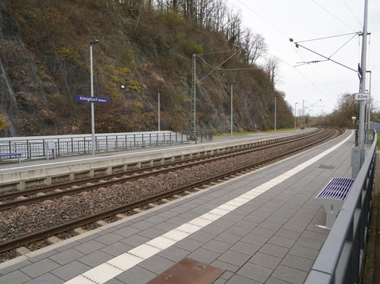 Seit dem barrierefreien Ausbau erstrahlt der Königsbacher Bahnhof in neuem Glanz. Kritik gibt es allerdings in Bezug auf die damit verbundenen Kosten.