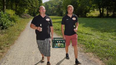 Zeigen, wie es geht: Matthias Kopp (links) und René Steding tragen einen Bierkasten durchs Gengenbachtal. Die Kellerschocker hoffen, dass es ihnen am 10. September zahlreiche andere Zweier-Teams gleichtun werden.
