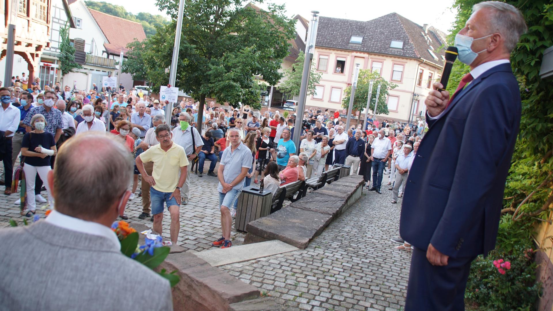 Bürgermeister Heiko Genthner in seiner Ansprache bei der Bürgermeisterwahl in Königsbach-Stein