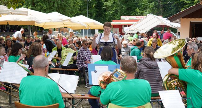 Musik im Grünen: Beim Bockbierfest der Kieselbronner Kleintierzüchter spielte die Hasenkappelle unter Anna-Lena Schestags Leitung sowohl Traditionelles als auch Modernes.