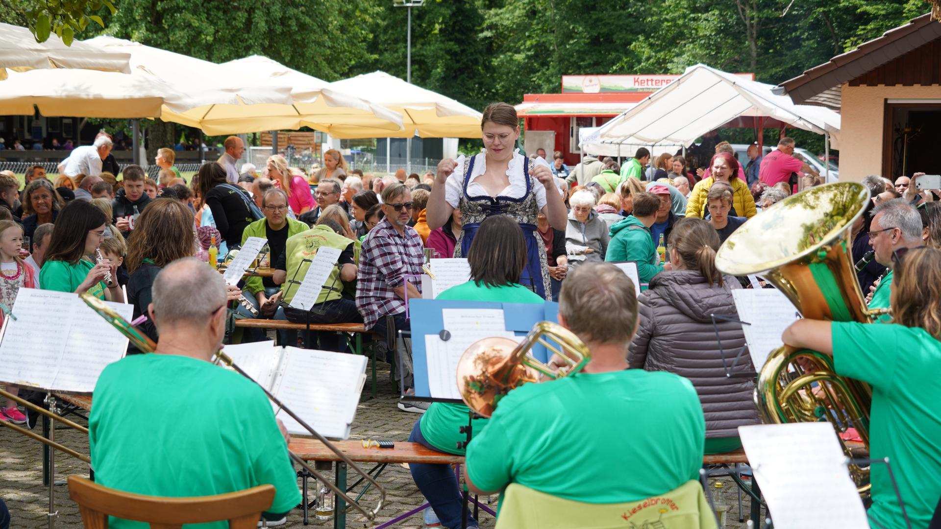 Musik im Grünen: Beim Bockbierfest der Kieselbronner Kleintierzüchter spielte die Hasenkappelle unter Anna-Lena Schestags Leitung sowohl Traditionelles als auch Modernes.