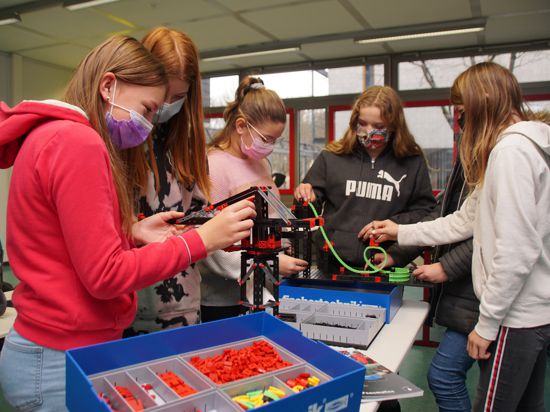 Konzentriert bei der Sache: Beim Girls‘ Digital Camp am Königsbacher Lise-Meitner-Gymnasium arbeiten die Schülerinnen mit Fischer-Technik. Mit ihr lassen sich unter anderem Kräne und Kugelbahnen bauen.