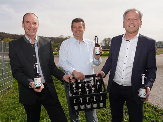 Nicht ganz ohne Stolz präsentieren Landwirt Martin Ehrismann, Bier-Sommelier Thorsten Ackermann und Bürgermeister Heiko Genthner (von links) das Jubiläums-Bier.
