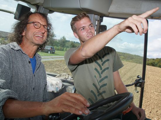Stefan Roth (links) darf auch ins Führerhaus der großen Maschinen. Marius Ehrismann zeigt ihm alles.