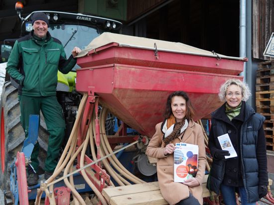 Hoffen auf viele Anmeldungen: Martin Ehrismann, Monika Ruthardt und Sabine Büttner (von links) freuen sich auf den Start der Aktion „Landwirt für ein Jahr“, bei dem die Teilnehmer auch mit großen Maschinen in Berührung kommen.