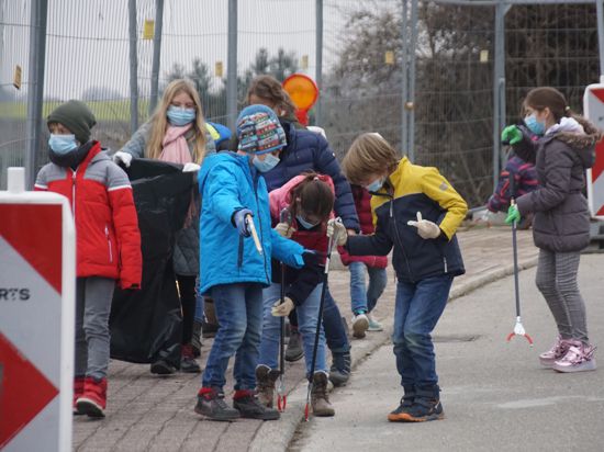 Mit Greifzangen und Motivation bei der Sache: Die Viertklässler der Königsbacher Johannes-Schoch-Schule sammeln Müll auf und leisten so einen wichtigen Beitrag zu einem gepflegten Ortsbild.