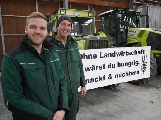 Marius und Martin Ehrismann (von links) haben sich an den Protesten der Bauern in der Region beteiligt. In Berlin lautet ihr Auftrag allerdings Aufklärung der Verbraucher.
