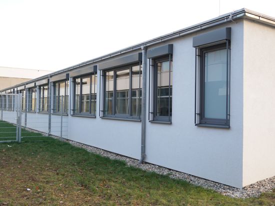 Seit 2021 steht vor der Sporthalle des Königsbacher Bildungszentrums ein Modulbau, der auf 400 Quadratmetern sechs Klassenzimmer bietet. Um den Raumbedarf zu decken, sollen zusätzlich weitere Räume in Modulbauweise in direktem Anschluss an das Bestandsgebäude erstellt werden.