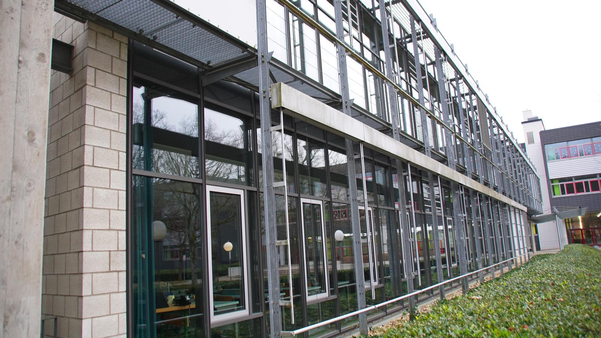 Beschlossene Sache: Die bisherige Planung soll am Königsbacher Bildungszentrum fortgesetzt werden. Diese sieht im Wesentlichen vor, das Naturwissenschafts-Gebäude im Norden des Schulgeländes zu erweitern.