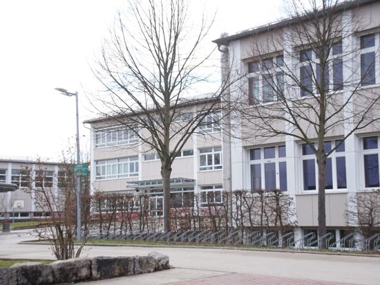 Für mehr Umweltfreundlichkeit: Die Königsbacher Johannes-Schoch-Schule hat schon Photovoltaik-Anlagen auf den Dächern. Künftig erhält sie auch eine neue Wärmeversorgung.