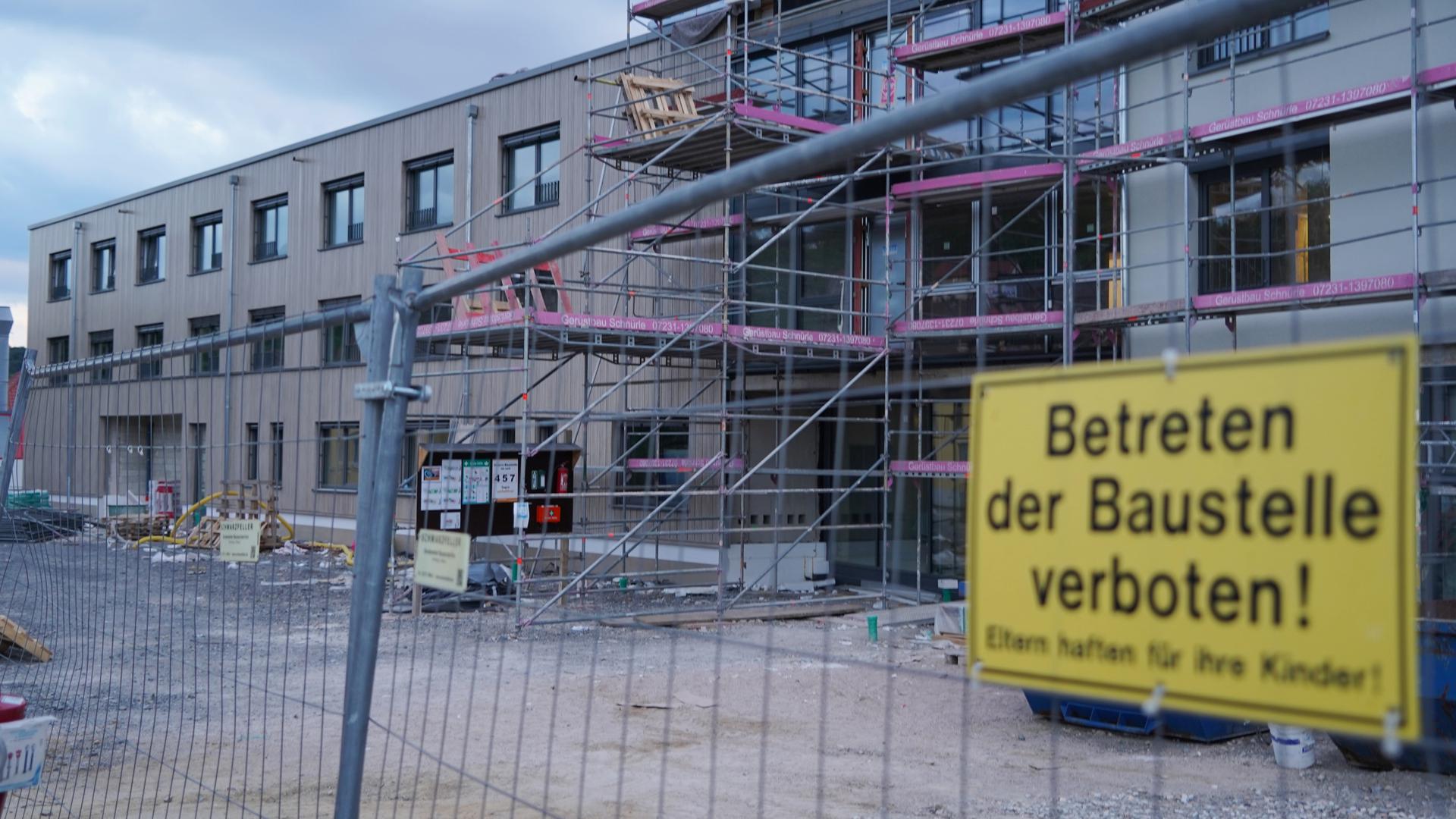 Noch nicht fertig: Wenn das Seniorenzentrum in der Steiner Wilhelmstraße planmäßig im Frühjahr 2021 in Betrieb gegangen wäre, hätte das laut Bürgermeister Heiko Genthner einen nahtlosen Übergang ermöglicht.