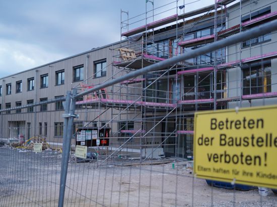 Noch nicht fertig: Wenn das Seniorenzentrum in der Steiner Wilhelmstraße planmäßig im Frühjahr 2021 in Betrieb gegangen wäre, hätte das laut Bürgermeister Heiko Genthner einen nahtlosen Übergang ermöglicht.