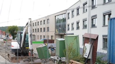 Die Baustelle in der Wilhelmstraße: Hier soll das neue Seniorenzentrum entstehen. In seiner jüngsten Sitzung hat der Gemeinderat den Abweichungen vom vorhabenbezogenen Bebauungsplan unter Vorbehalt zugestimmt.