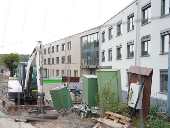 Die Baustelle in der Wilhelmstraße: Hier soll das neue Seniorenzentrum entstehen. In seiner jüngsten Sitzung hat der Gemeinderat den Abweichungen vom vorhabenbezogenen Bebauungsplan unter Vorbehalt zugestimmt.