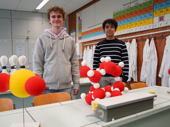 Theo Berger (links) und Amin El Sayed stehen im Chemiesaal des Königsbacher Lise-Meitner-Gymnasiums. Beide machen im Sommer ihr Abitur und wollen danach ein Studium beginnen.