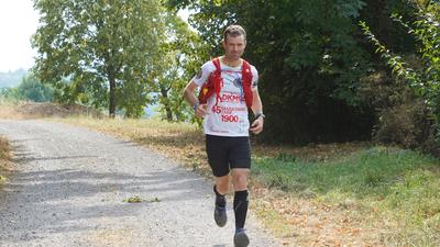 Steckt voller Motivation: Obwohl er zuvor rund 42 Kilometer gelaufen ist, wirkt Tobias Schnurr nicht außer Puste, als er in Stein auf den Nußbaumer Weg einbiegt.
