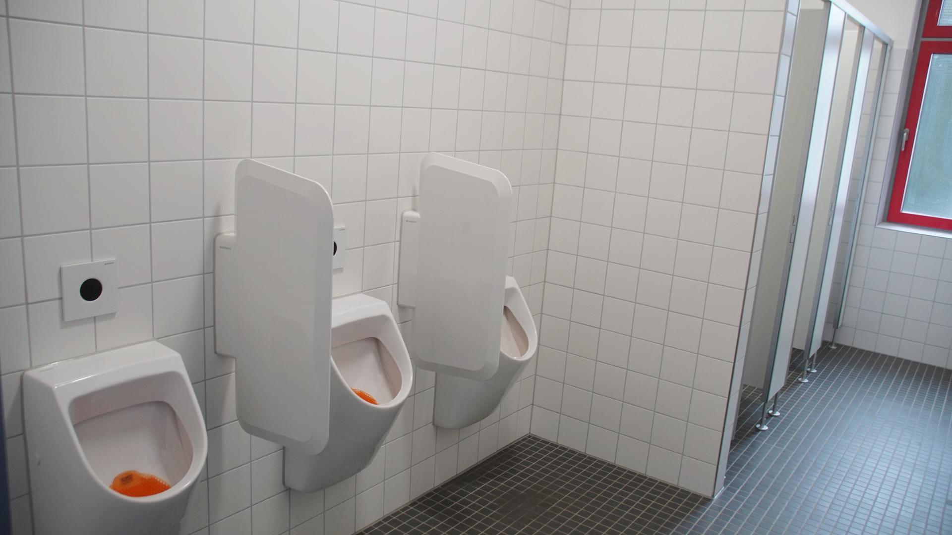 Stand der Technik: Bald sollen die Toiletten in der Willy-Brandt-Realschule genauso aussehen wie hier im benachbarten Lise-Meitner-Gymnasium, wo sie bereits erneuert worden sind.