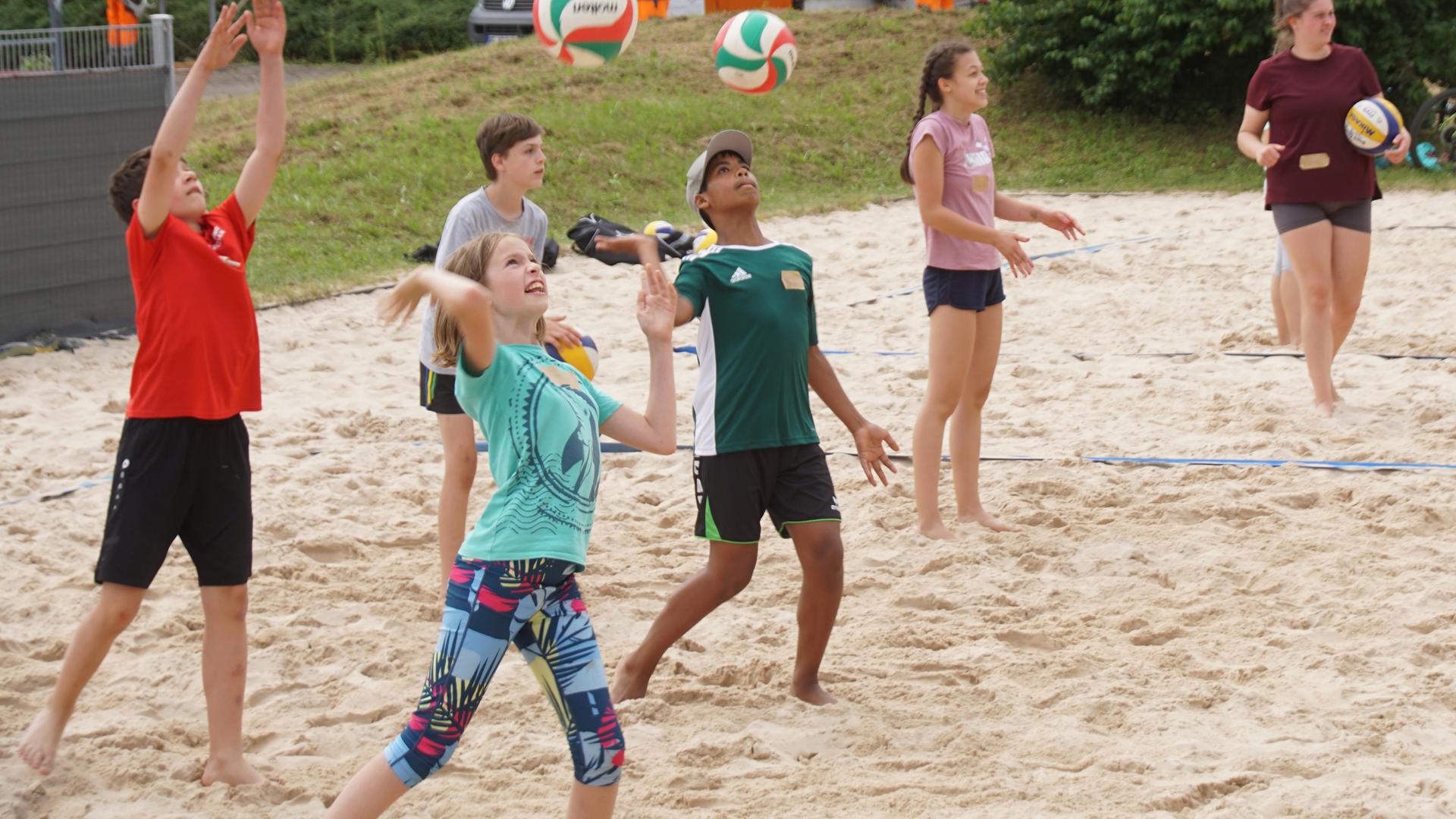Auf die Bälle, fertig, los: Beim Volleyballcamp in Königsbach trainieren die Jugendlichen auch das Pritschen und den Aufschlag.