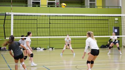 Frauen spielen Volleyball in der Halle