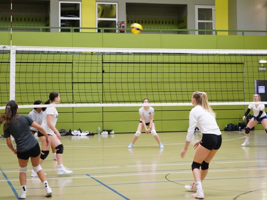 Frauen spielen Volleyball in der Halle