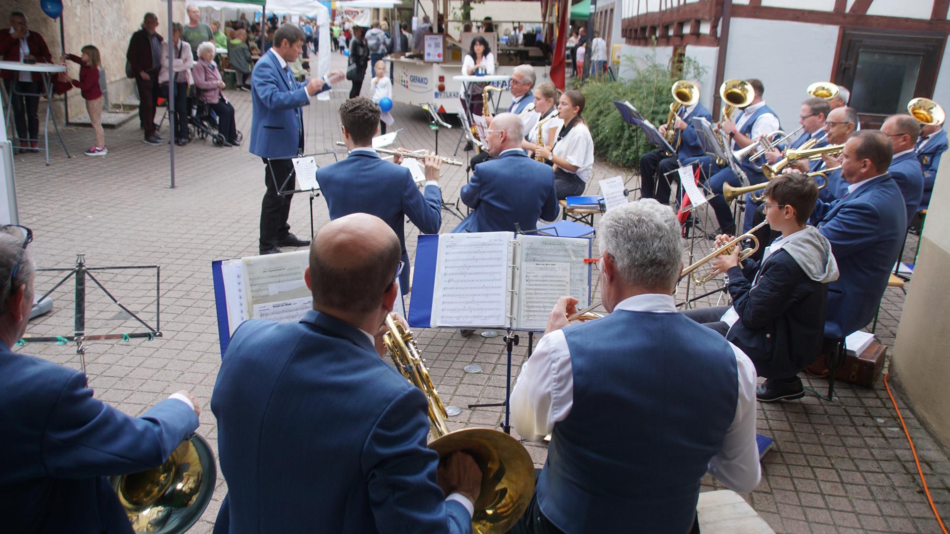 Schmissige Stücke: Der Steiner Musikverein spielt in der Bachgasse. Die Musiker freuen sich, wieder auftreten zu können.