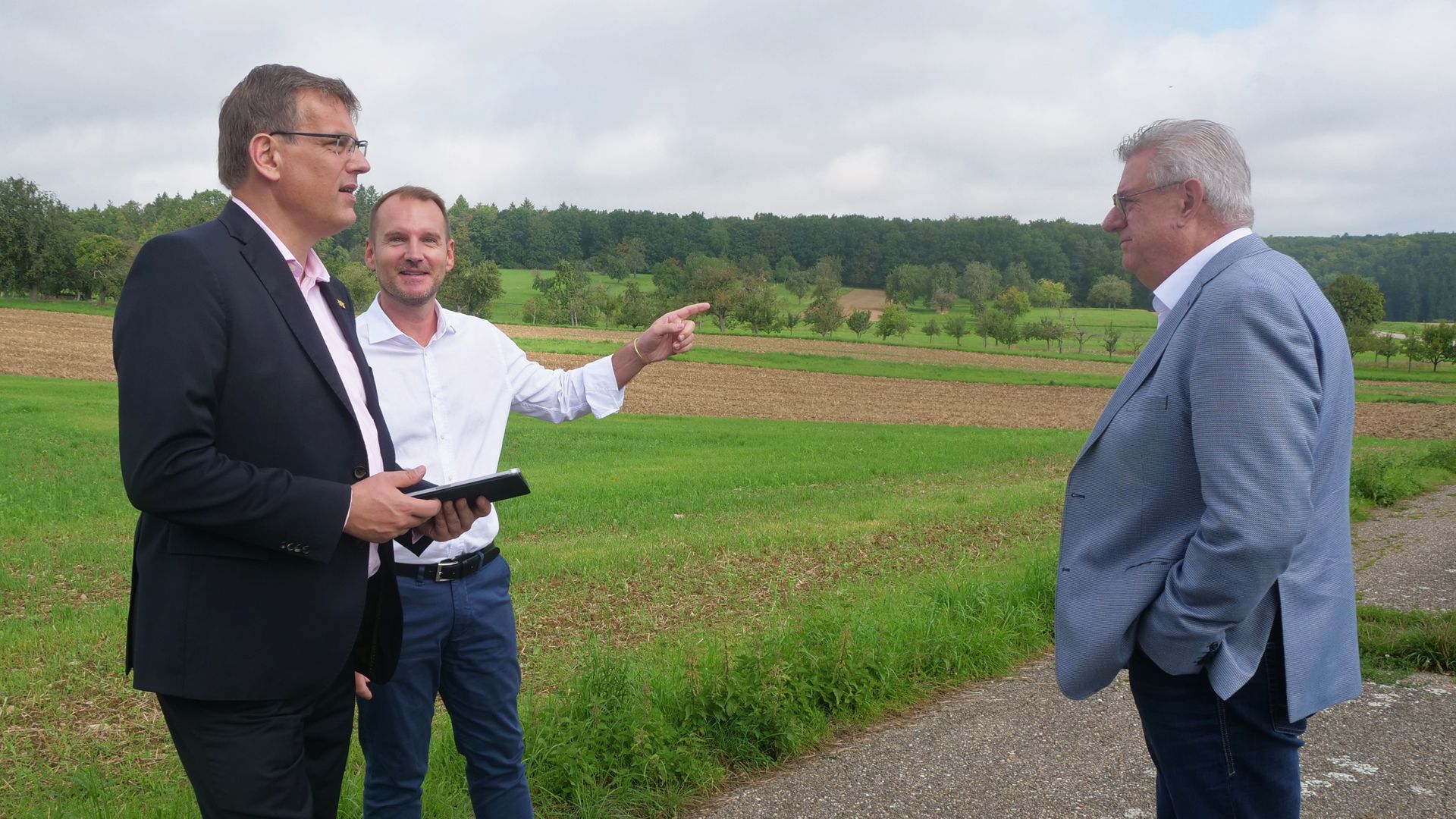 FDP-Politiker Erik Schweickert, Tobias Dreier und Odin Bohnenberger (von links) bei einem Ortstermin in Königsbach-Stein