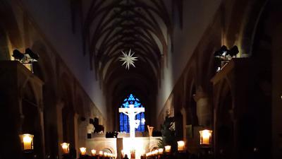 Stimmungsvoll: Gregorianische Mönchsgesänge und flackernde Kerzen entführen die Gäste in der Klosterkirche Maulbronn ins Mittelalter. Die romanische Basilika hat trotz ihrer Schlichtheit einige Schätze zu bieten.