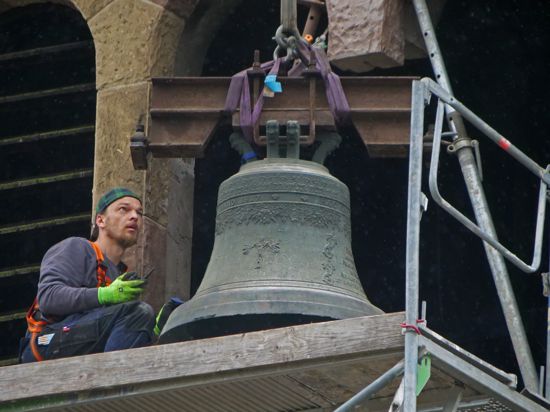 Es ist eine Millimeter-Arbeit: Experten des Gockengießers achten darauf, dass die polnische Glocke unbeschadet aus dem Kirchenturm gelangt, bei dem man für diesen Transport einen Teil des Mauerwerks vorübergehend entfernt hat