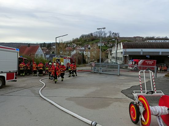 Feuerwehr, Polizei und Rettungskräfte sind vor Ort auf dem ehemaligen Schenk-Areal in der August-Kienzle-Straße in Maulbronn.