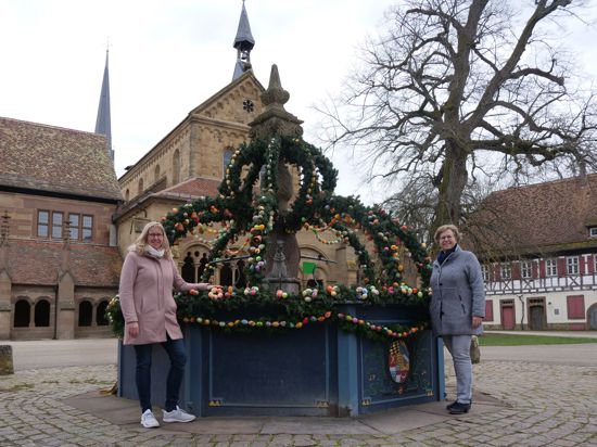 Alexandra Müller (links) und Petra Mohr sind erleichtert, dass das Kloster in Maulbronn wieder für Besucher öffnen kann.
