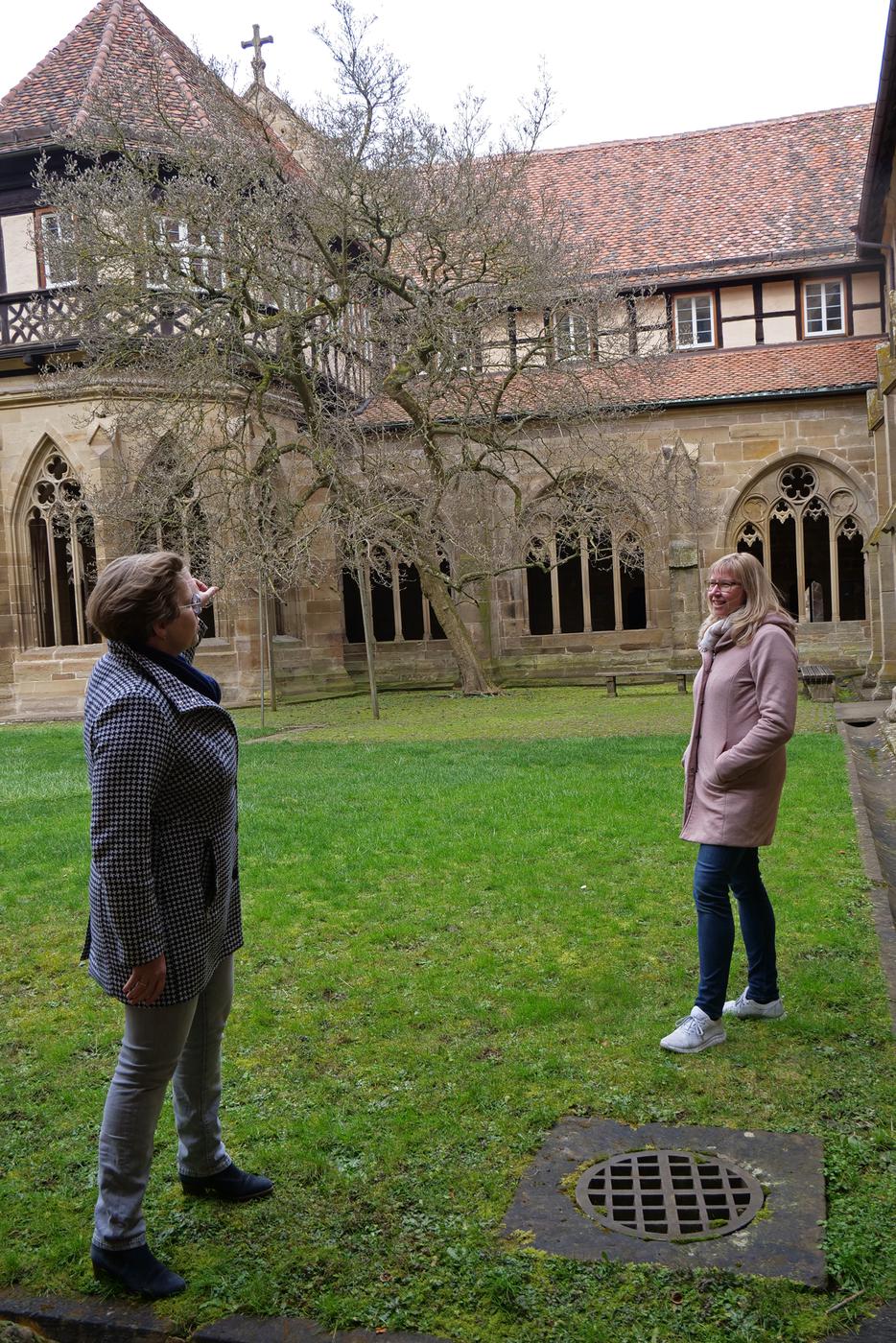 Bei den Besuchern ist der Magnolienbaum beliebt. Petra Mohr (links) und Alexandra Müller hoffen, dass die Besucher dieses Jahr wieder vor Ort erleben können, wie sich dessen ganze Blütenpracht entfaltet