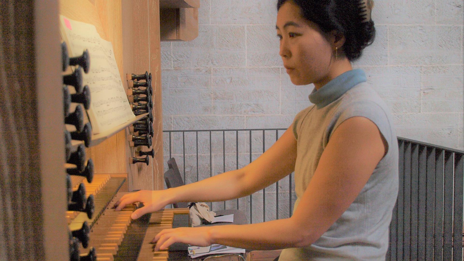 Sun Kim spielt die Grenzing-Orgel in der Klosterkirche von Maulbronn.