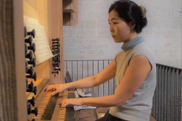 Sun Kim spielt die Grenzing-Orgel in der Klosterkirche 