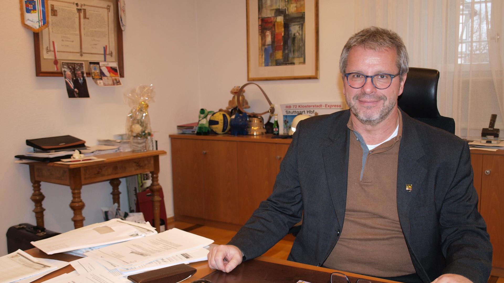 Maulbronner Bürgermeister Andreas Felchle sitzt an seinem Schreibtisch.