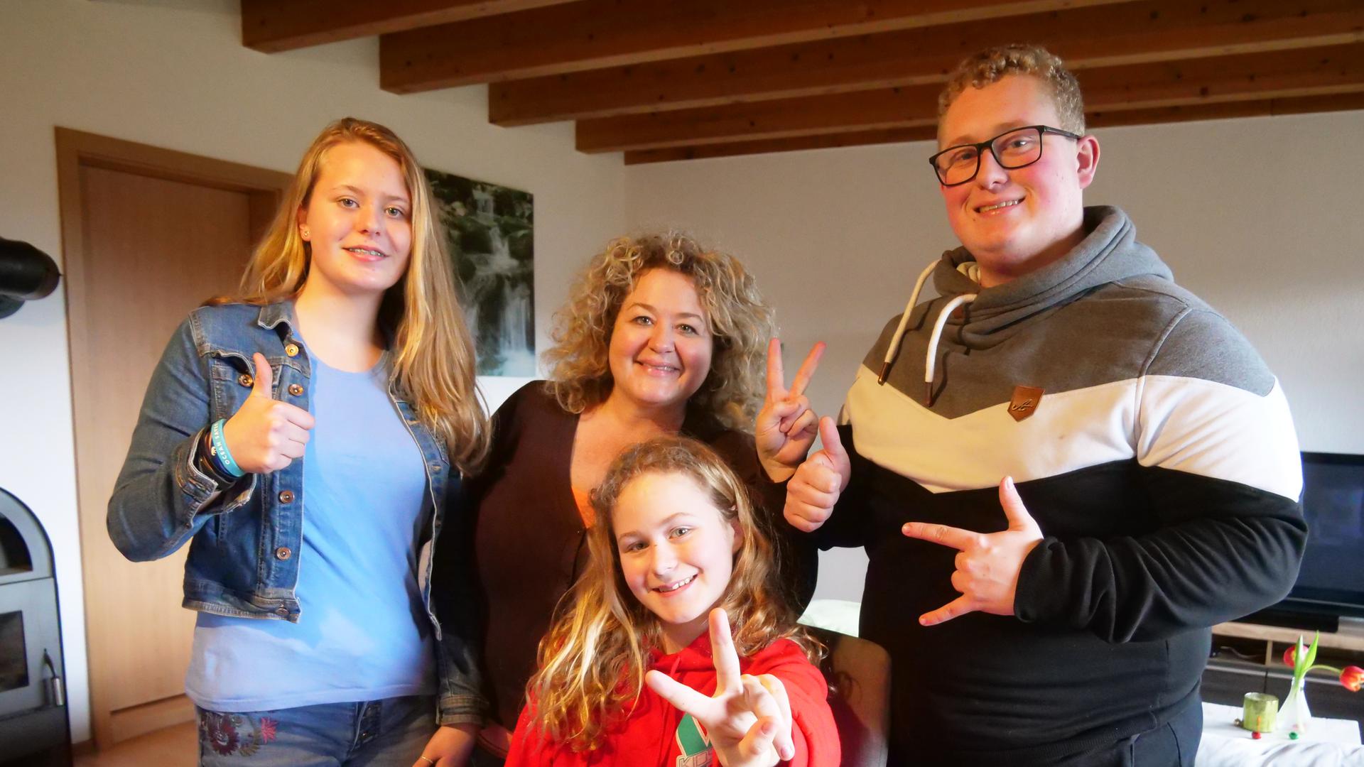 Die Familie drückt die Daumen: Lea, Susanne und Max Kühner (hinten, von links) sind bereits gespannt, wie der Auftritt von Mia in der Show „The Voice Kids“ von der Produktion geschnitten wurde. 